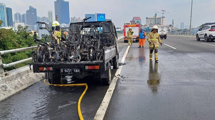 Pikap angkut sepeda listrik terbakar di Tol Dalam Kota Jakarta
