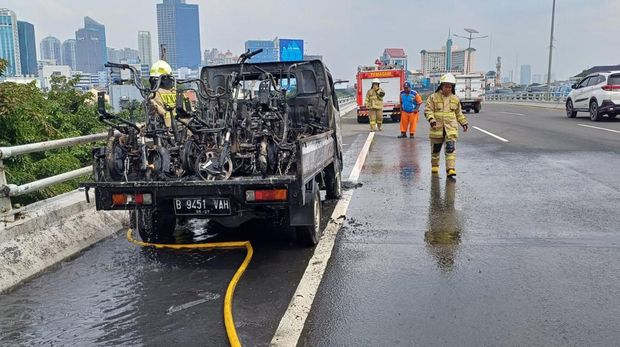 Pikap angkut sepeda listrik terbakar di Tol Dalam Kota Jakarta