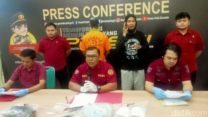 Polda Gorontalo saat merilis kasus penikaman.