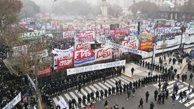 Polisi memblokir pengunjuk rasa anti-pemerintah di luar Kongres saat anggota parlemen memperdebatkan RUU reformasi yang dipromosikan Presiden Javier Milei di Buenos Aires, Argentina, Selasa, 11 Juni 2024. (AP Photo/Rodrigo Abd)