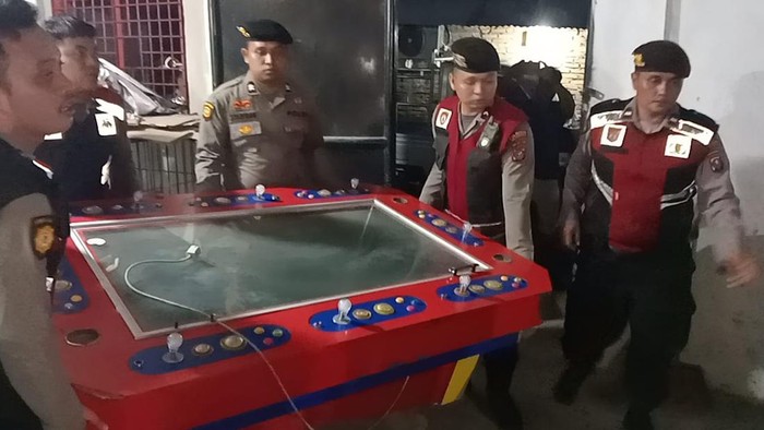 Polisi mengamankan mesin judi tembak ikan di Deli Serdang. (Istimewa)