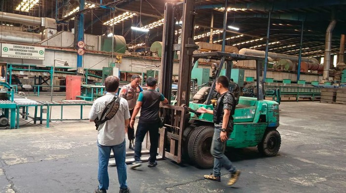 Polisi mengecek forklift yang menewaskan pekerja pabrik karet Musi Rawas.