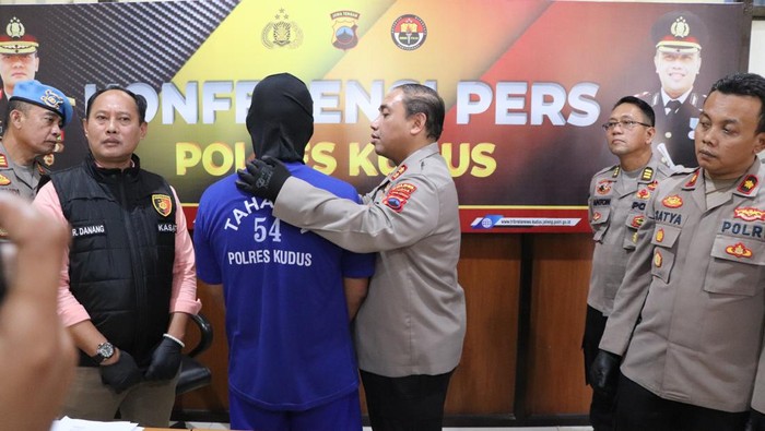 Polres Kudus konferensi pers kasus pengurus ponpes menghukum santrinya dengan cara menyelupkan tangan ke air panas hingga tangan mendidih, Kamis (13/6/2024).