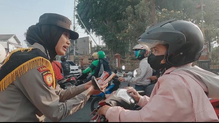 Polwan Polres Mojokerto bagikan bunga hingga cokelat untuk sosialisasi keselamatan lalu lintas
