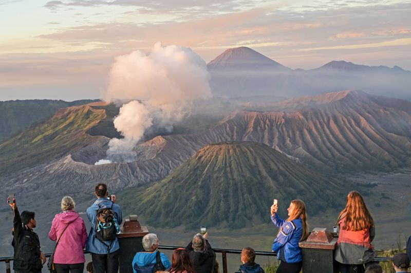 Sejumlah wisatawan menyaksikan matahari terbit di Penanjakan Satu Bromo, Pasuruan, Jawa Timur, Kamis (13/6/2024). Dinas Kebudayaan dan Pariwisata (Disbudpar) Jawa Timur (Jatim) menargetkan mampu menggerakkan 324,8 juta wisatawan ke Jatim sepanjang tahun 2024 dengan perputaran transaksi hingga Rp400 triliun. ANTARA FOTO/Ahmad Subaidi/rwa.