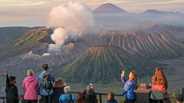 Sejumlah wisatawan menyaksikan matahari terbit di Penanjakan Satu Bromo, Pasuruan, Jawa Timur, Kamis (13/6/2024). Dinas Kebudayaan dan Pariwisata (Disbudpar) Jawa Timur (Jatim) menargetkan mampu menggerakkan 324,8 juta wisatawan ke Jatim sepanjang tahun 2024 dengan perputaran transaksi hingga Rp400 triliun. ANTARA FOTO/Ahmad Subaidi/rwa.