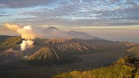 Sejumlah wisatawan menyaksikan matahari terbit di Penanjakan Satu Bromo, Pasuruan, Jawa Timur, Kamis (13/6/2024).