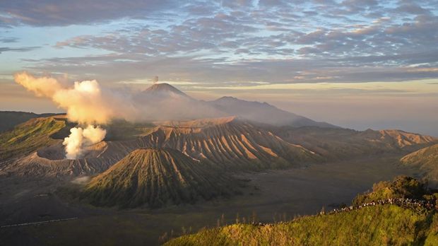 Sejumlah wisatawan menyaksikan matahari terbit di Penanjakan Satu Bromo, Pasuruan, Jawa Timur, Kamis (13/6/2024). Dinas Kebudayaan dan Pariwisata (Disbudpar) Jawa Timur (Jatim) menargetkan mampu menggerakkan 324,8 juta wisatawan ke Jatim sepanjang tahun 2024 dengan perputaran transaksi hingga Rp400 triliun. ANTARA FOTO/Ahmad Subaidi/rwa.