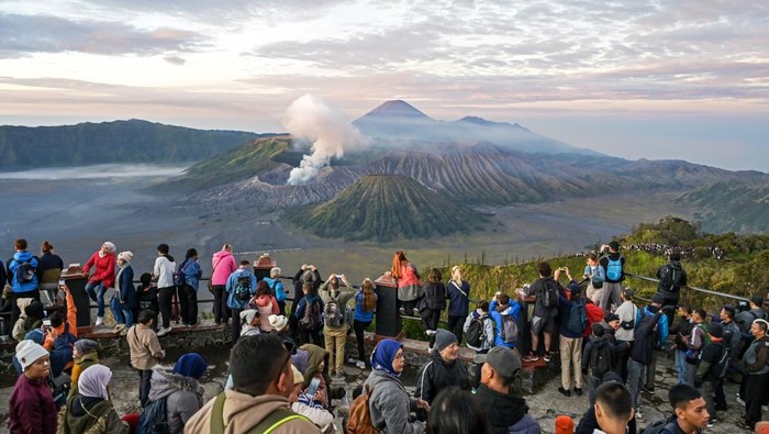 Sejumlah wisatawan menyaksikan matahari terbit di Penanjakan Satu Bromo, Pasuruan, Jawa Timur, Kamis (13/6/2024). Dinas Kebudayaan dan Pariwisata (Disbudpar) Jawa Timur (Jatim) menargetkan mampu menggerakkan 324,8 juta wisatawan ke Jatim sepanjang tahun 2024 dengan perputaran transaksi hingga Rp400 triliun. ANTARA FOTO/Ahmad Subaidi/rwa.