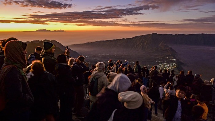 Sejumlah wisatawan menyaksikan matahari terbit di Penanjakan Satu Bromo, Pasuruan, Jawa Timur, Kamis (13/6/2024). Dinas Kebudayaan dan Pariwisata (Disbudpar) Jawa Timur (Jatim) menargetkan mampu menggerakkan 324,8 juta wisatawan ke Jatim sepanjang tahun 2024 dengan perputaran transaksi hingga Rp400 triliun. ANTARA FOTO/Ahmad Subaidi/rwa.