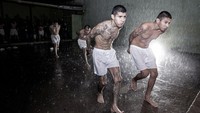 Pemerintah mengatakan dalam sebuah pernyataan bahwa para tahanan “akan membayar kejahatan yang dilakukan terhadap rakyat Salvador jika mereka tinggal lama di CECOT, dalam isolasi dan tanpa kemungkinan kunjungan keluarga.”