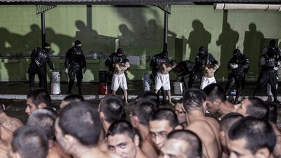 Potret Pemindahan Ribuan Napi Gangster ke Penjara Terbesar di Amerika