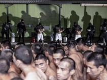 Potret Pemindahan Ribuan Napi Gangster ke Penjara Terbesar di Amerika