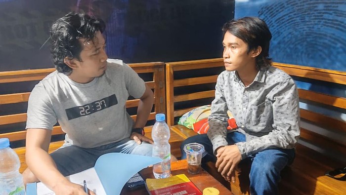Pria di Polman bernama Rahmat (kanan) saat diperiksa polisi usai mengaku jadi korban begal.