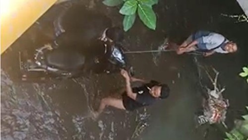 Proses evakuasi sepeda motor yang terjatuh ke sungai di wilayah Banjar Griya Siwa, Desa Batuan, Kecamatan Sukawati, Gianyar, Bali, Kamis (13/6/2024). (Foto: Dok. Polsek Sukawati)