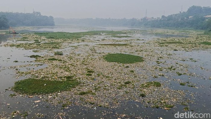 Pulau Sampah yang Menutup Sungai Citarum Terus Dibersihkan