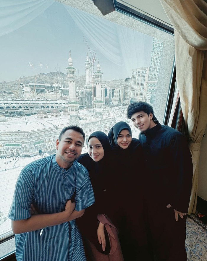 Raffi Ahmad dan Nagita Slavina berpose bersama Aurel dan Atta Halilintar