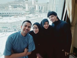 Gaya Nagita Slavina & Aurel Foto Bareng di Makkah, Wajah Tanpa Makeup Disorot
