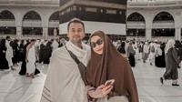 Setelah beberapa kali gagal. Akhirnya Raffi Ahmad bisa menunaikan ibadah haji bersama dengan Nagita Slavina. Bahkan Raffi dan Nagita juga membawa ibu mereka, adik-adik, serta 3 karyawan haji bersama.  Foto: Dok. Instagram @raffinagita1717