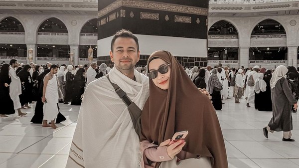Mabrur! Senyum Semringah 12 Selebritas Jalani Ibadah Haji Bareng Pasangan