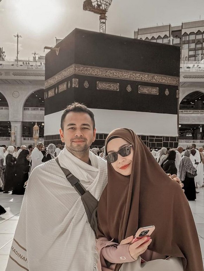 Raffi Ahmad dan Nagita Slavina menuaikan ibadah haji tahun 2024 Raffi Ahmad dan Nagita Slavina menuaikan ibadah haji tahun 2024