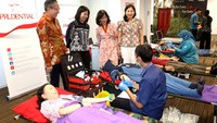 Tampak sejumlah peserta donor darah dalam kegiatan Prudential Blood Drive 2024 yang diselenggarakan di PRUCentre, Jakarta, disaksikan oleh Karin Zulkarnaen, Chief Customer & Marketing Officer, Prudential Indonesia (berdiri kanan); dr. Dian Budiani, Chief Health & Operations Officer, Prudential Indonesia (berdiri kedua dari kanan); Alan J. Tangkas Darmawan, CEO Eastspring Investments Indonesia (berdiri kiri); dan Leona A. Karnali, Chief Executive Officer Primaya Hospital Group (berdiri kedua dari kiri).