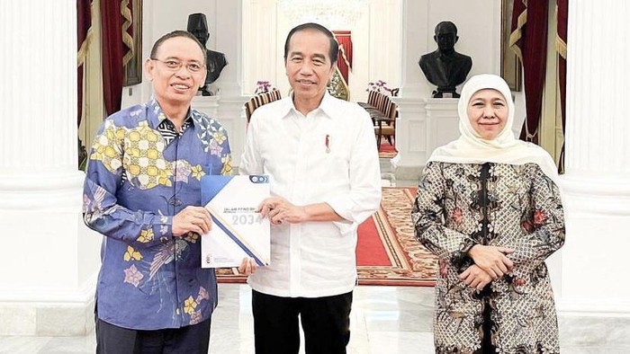 Rektor Unair Prof Nasih bersama Ketua IKA Unair saat bertemu Presiden Jokowi