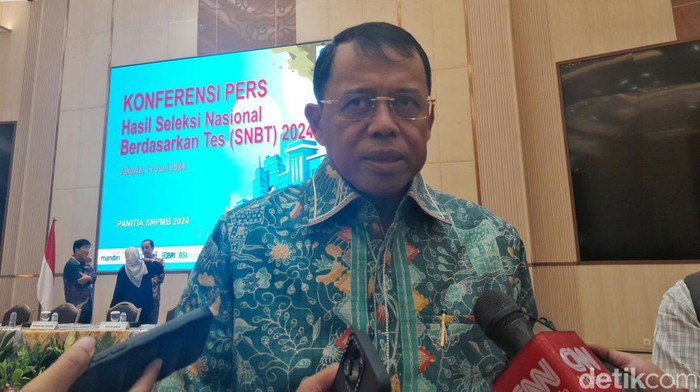 Rektor UNP, Ketua Tim Penanggung Jawab SNPMB 2024, sekaligus Ketua MRPTNI Ganefri.