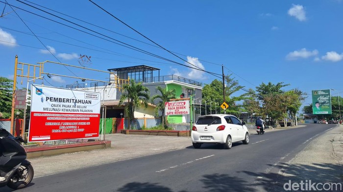 Resto Raja Bebek dan Sate Rembiga di Jalan Dakota, Kota Mataram, menjadi salah satu penunggak pajak paling tinggi untuk kategori restoran, Kamis (13/6/2024). (Foto: Nathea Citra/detikBali)