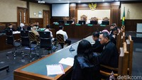 Ada 3 terdakwa yang diadili hari ini. Selain Reyna Usman, dua terdakwa lainnya yang juga diadili adalah pejabat pembuat komitmen pengadaan sistem proteksi TKI tahun 2012 I Nyoman Darmanta dan Direktur PT Adi Inti Mandiri (AIM) Karunia.
