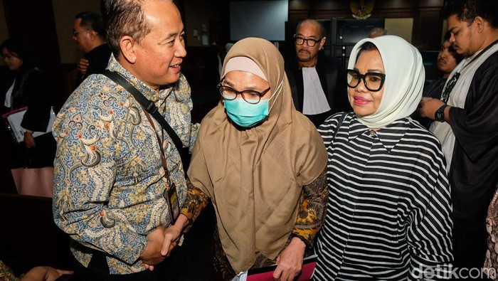 Reyna Usman Hadapi Dakwaan Kasus Korupsi Kemnaker Eks Dirjen Pembinaan Penempatan Tenaga Kerja dan Transmigrasi Reyna Usman menghadapi sidang dakwaan kasus dugaan korupsi sistem proteksi TKI di Kemnaker. Ada 3 terdakwa yang diadili hari ini.