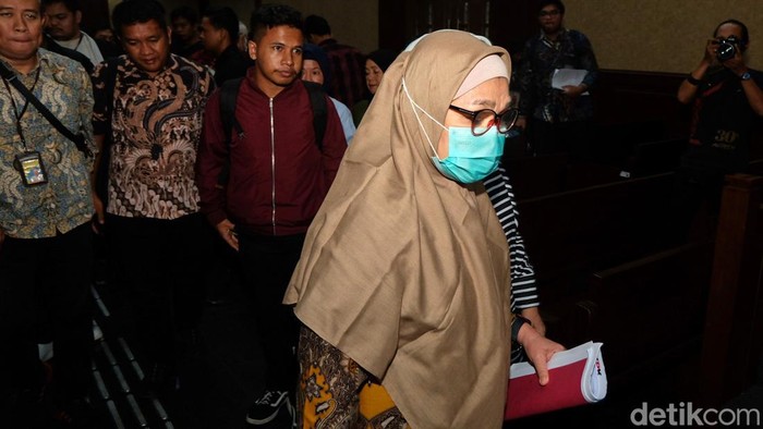 Eks Dirjen Pembinaan Penempatan Tenaga Kerja dan Transmigrasi Reyna Usman menghadapi sidang dakwaan kasus dugaan korupsi sistem proteksi TKI di Kemnaker. Ada 3 terdakwa yang diadili hari ini.