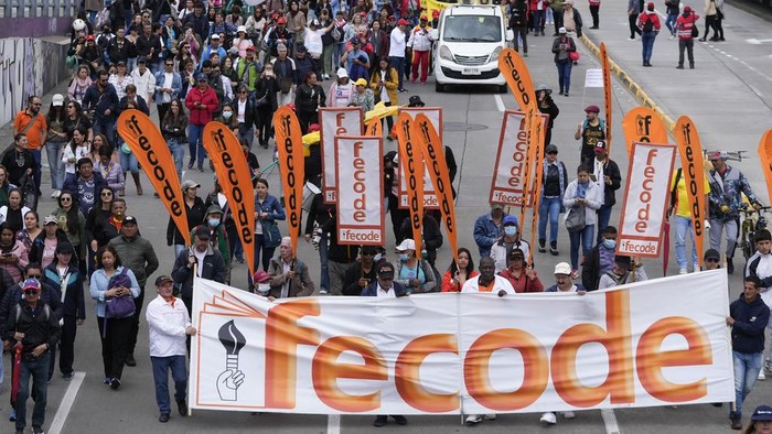 Ribuan Guru di Kolombia Turun ke Jalan Protes RUU Pendidikan Teachers march to Congress to protest against the Statutory Law on Education, a government initiative for education reforms being considered by lawmakers, on the first day of a teachers' strike in Bogota, Colombia, Wednesday, June 12, 2024. (AP Photo/Fernando Vergara)