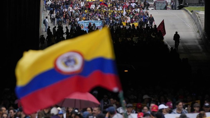 Teachers march to Congress to protest against the Statutory Law on Education, a government initiative for education reforms being considered by lawmakers, on the first day of a teachers' strike in Bogota, Colombia, Wednesday, June 12, 2024. (AP Photo/Fernando Vergara)