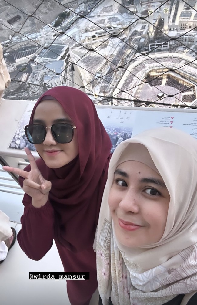 Sabda Ahessa yang titip doa meminta istri solehah ini kemudian mendapat banyak balasan dari netizen. Beberapa di antaranya menyebut bahwa mantan kekasih Wulan Guritno ini sedang dalam masa pendekatan dengan Wirda Mansur. Foto: dok. Instagram Risty Tagor