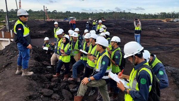 Rombongan Mahasiswa Ikut Studi Ekskursi di Tambang Batubara