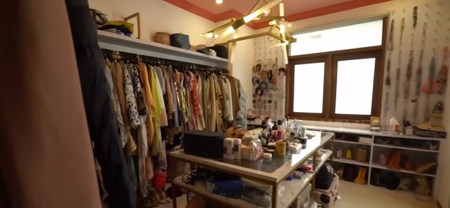 Terdapat sebuah ruangan khusus yang didedikasikan sebagai walk-in closet untuk menyimpan seluruh baju hingga aksesori pribadi.  Foto: YouTube TRANS7 OFFICIAL