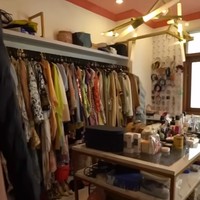 Terdapat sebuah ruangan khusus yang didedikasikan sebagai walk-in closet untuk menyimpan seluruh baju hingga aksesori pribadi.  Foto: YouTube TRANS7 OFFICIAL