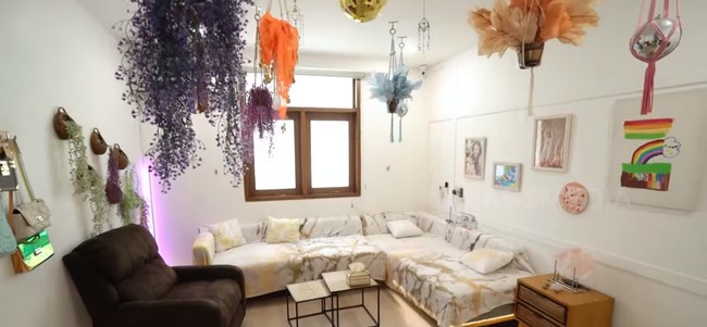 Rumah ibu satu anak ini juga dilengkapi ruangan untuk podcast. Bak kanvas berwarna putih, area ini dihiasi pernak-pernik warna-warni yang dekoratif. Foto: YouTube TRANS7 OFFICIAL