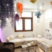 Rumah ibu satu anak ini juga dilengkapi ruangan untuk podcast. Bak kanvas berwarna putih, area ini dihiasi pernak-pernik warna-warni yang dekoratif. Foto: YouTube TRANS7 OFFICIAL