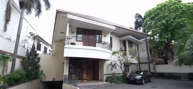 Marshanda untuk pertama kali membuka pintunya kepada kamera TV.  Tampil di FYP Trans7, aktris yang juga penyanyi itu memperlihatkan seisi rumahnya yang berada di komplek townhouse keluarganya. (Foto: YouTube TRANS7 OFFICIAL)