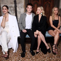 Keduanya terlihat duduk berdampingan di acara fashion show tersebut. Tampak Kate Hudson yang awet muda, dan putranya yang sudah dewasa menjadikan pemandangan tersebut bukan seperti ibu dan anak, melainkan layaknya sepasang kekasih. Foto: WireImage/Daniele Venturelli