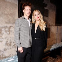 Di sisi lain, Ryder memilih tampil kasual namun tetap modis dengan kemeja kotak-kotak hitam putih yang dipadukan dengan kaos putih dan celana panjang hitam. Foto: WireImage/Daniele Venturelli