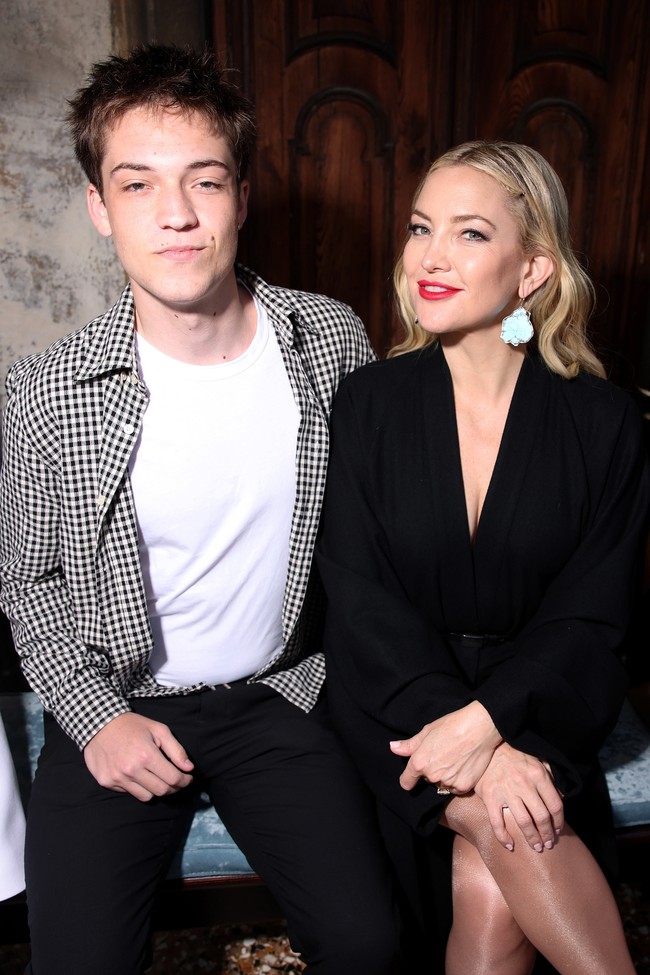 Kate Hudson baru-baru ini mencuri perhatian publik saat tampil di acara fashion show Max Mara di Venice. Aktris 45 tahun itu tampil bersama putra sulungnya, Ryder Robinson. Foto: WireImage/Daniele Venturelli