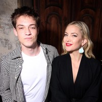 Kate Hudson baru-baru ini mencuri perhatian publik saat tampil di acara fashion show Max Mara di Venice. Aktris 45 tahun itu tampil bersama putra sulungnya, Ryder Robinson. Foto: WireImage/Daniele Venturelli
