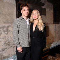 Kepada People, Kate pernah menceritakan kedekatannya dengan anak sulungnya itu. “Dia telah melihatku dalam segala momen baik, dan momen buruk. Dia melihatku dalam banyak hal. Dan terasa berbeda karena aku tidak pernah merasa menjadi orang dewasa tanpa dirinya,” aku Kate Hudson. Foto: WireImage/Daniele Venturelli