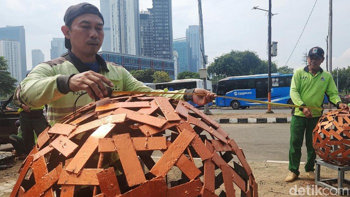 Sambut HUT DKI Jakarta, Taman Kota Dipercantik Petugas Suku Dinas Pertamanan dan Hutan Kota menata dekorasi taman median jalan di kawasan Senayan, Jakarta Selatan, Kamis (13/6/2024). Menjelang perayaan HUT DKI Jakarta ke-497, sejumlah kegiatan terlihat di berbagai sudut kota seperti mural, penataan taman hingga revitalisasi fasilitas publik. Peringatan HUT ke-497 Kota Jakarta mengambil tagline 'Jakarta Kota Global Berjuta Pesona' yang menandakan peralihan status ibu kota negara menjadi kota bisnis skala global.