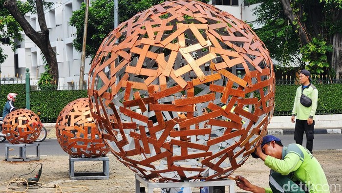 Petugas Suku Dinas Pertamanan dan Hutan Kota menata dekorasi taman median jalan di kawasan Senayan, Jakarta Selatan, Kamis (13/6/2024). Menjelang perayaan HUT DKI Jakarta ke-497, sejumlah kegiatan terlihat di berbagai sudut kota seperti mural, penataan taman hingga revitalisasi fasilitas publik. Peringatan HUT ke-497 Kota Jakarta mengambil tagline 'Jakarta Kota Global Berjuta Pesona' yang menandakan peralihan status ibu kota negara menjadi kota bisnis skala global.