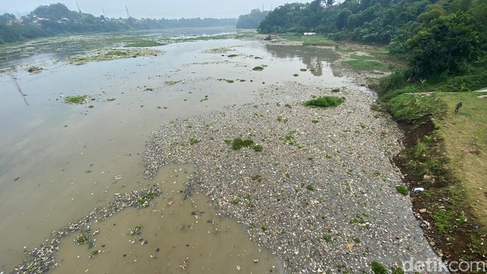 Upaya Pemulihan 'Pulau Sampah' Sungai Citarum di Bandung Barat yang Viral