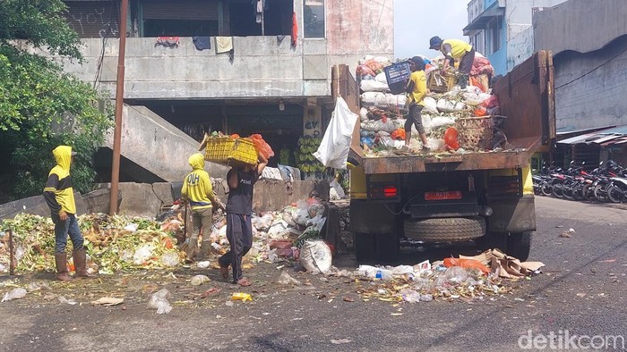 Sampah menggunung di Jalan Merdeka yang sempat diposting mantan Wali Kota Bogor Bima Arya kini sudah diangkut Dinas Lingkungan Hidup (DLH). (M Sholihin/detikcom)